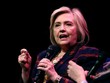 Máy bay chở bà Hillary Clinton hạ cánh khẩn cấp vì rung lắc, bốc khói