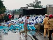 Hà Tĩnh: Xe container lật, 20 tấn sữa tràn ra đường