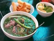 Những quán phở, bún vỉa hè giá cao vẫn hút khách ở Hà Nội
