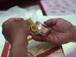 Vàng và chứng khoán cùng tăng giá, vì sao?