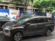 Hà Nội: Thanh sắt dài 2m rơi từ cao xuống, chọc xuyên nóc ô tô trên phố