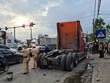 Xe container húc văng 7 xe máy đang chờ đèn đỏ, 6 người bị thương