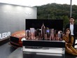 LG Electronics và Bentley Motors quảng bá mẫu tivi có thể cuộn