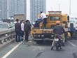 Xe cứu hộ đâm xe quét rác trên cầu Nhật Tân, 1 công nhân môi trường tử vong