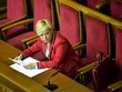 Ukraine đói USD, Thống đốc Ngân hàng Trung ương không mua nổi 1 tờ
