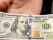 Bỏ quy định đổi 100 USD ở tiệm vàng phạt 100 triệu đồng