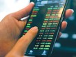 Giá vàng và USD giảm, tiền có chọn chứng khoán?