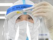Trung Quốc: TP. Thẩm Dương dùng robot lấy mẫu xét nghiệm virus SARS CoV-2