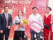 Tập đầu tư chứng khoán, người phụ nữ U70 bất ngờ rinh ngay xe Merc từ chương trình “Chinh phục phái sinh – Rinh ngay xe Merc”