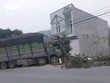 Tài xế xe tải ngủ gật đâm vào nhà dân