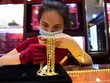 Mang hơn 6 tỷ mua 100 cây vàng ngày giá vàng lên “cơn điên”