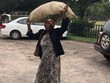 Tỷ phú giàu nhất Zimbabwe tặng nhà, ngàn USD cho bà lão làm việc thiện