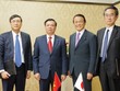 Bộ trưởng Đinh Tiến Dũng (thứ hai từ trái sang), Chủ tịch UBCK Vũ Bằng (ngoài cùng bên trái) chụp hình với Bộ trưởng Tài chính Nhật Bản Taro Aso (thứ 3 từ trái sang) trong chuyến công tác của Bộ trưởng tháng 3/2014.