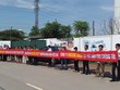 Khách hàng giăng biểu ngữ tố cáo Housing Group tại Dự án Khu nhà ở kinh doanh