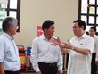 Bộ trưởng Bộ Kế hoạch và Đầu tư Bùi Quang Vinh (đứng giữa) trao đổi cùng đại biểu Quốc hội về một số vấn đề liên quan tới Dự thảo Luật 