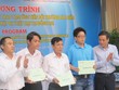 Ông Nguyễn Quang Phi - Phó Tổng Giám đốc Bảo hiểm Bảo Việt trao tiền bồi thường cho các doanh nghiệp tại Đồng Nai