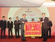 Bộ trưởng Đinh Tiến Dũng trao cờ thi đua của Chính phủ cho HNX