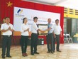 Ông Bùi Hoài Giang, Phó tổng giám đốc Tổng CTCP Bảo hiểm Petrolimex (PJICO) trao tặng tài trợ cho ông Nguyễn Trung Kiên, Hiệu trưởng Trường THCS Thị trấn Đồng Văn