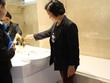 Khách hàng tận mắt xem thiết bị nhà vệ sinh mạ vàng