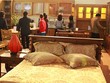 Người bình thường rất khó phân biệt được giá trị các mặt hàng nội thất  khác chất lượng, cùng mẫu mã - Ảnh: Hoài Nam