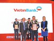 Đại diện Ban tổ chức trao chứng nhận VNR500 cho ông Trần Minh Bình, Phó tổng giám đốc VietinBank
