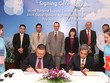 Ông Thomas Ho, Giám đốc Thương mại khối Năng Lượng tái tạo của GE tại Châu Á – Thái Bình Dương và ông Hồ Xuân Hùng, Giám đốc HTL thực hiện ký kết hợp đồng cung cấp tua-bin gió