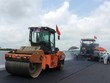 Những mét thảm bê tông nhựa cuối cùng của đoạn tuyến đầu tiên sắp được thông xe. Ảnh: A.M
