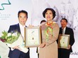 Bà Nguyễn Thị Hồng,Phó chủ tịch UBND TP. HCM trao giải nhất BCTN có nội dung quản trị công ty tốt nhất năm 2015 cho HSC