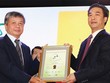 Thứ trưởng Bộ Kế hoạch và Đầu tư Nguyễn Thế Phương (bìa trái) trao giải Báo cáo phát triển bền vững xuất sắc nhất năm 2015 cho ông Phạm Tiến Dũng, Tổng giám đốc PV Drilling