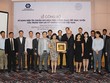 Chủ tịch VSD bà Phương Hoàng Lan Hương trao quà lưu niệm cho ông Alain Raes, Tổng giám đốc khu vực châu Á - Thái Bình Dương và khu vực châu Âu - Trung Đông - 
châu Phi của SWIFT, với sự chứng kiến của lãnh đạo UBCK và các thành viên của VSD