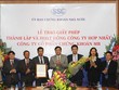 Đại diện MBS đón nhận giấy phép thành lập và hoạt động trên cơ sở hợp nhất 2 CTCK - trường hợp đầu tiên trên TTCK Việt Nam, ngày 9/12/2013