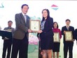 Bà Nguyễn Ngọc Hạnh - Tổng Giám đốc Khahomex nhận giải Top 30 BCTN tốt nhất năm 2015