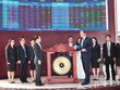 Thủ tướng  David Cameron thực hiện nghi thức gõ chiêng danh dự tại HOSE -	Ảnh: Lê Toàn