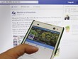 Nhiều nhà đầu tư luôn bật Facebook để cập nhật thông tin