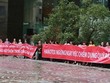 Cư dân ở chung cư Sky City, 88 Láng Hạ, quận Đống Đa căng băng rôn yêu cầu chủ đầu tư là Công ty TNHH Hanotex ngừng chiếm dụng phí bảo trì chung cư