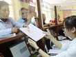 Người dân làm thủ tục tại Văn phòng Đăng ký đất đai Hà Nội.