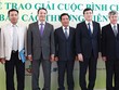 Ban Tổ chức Cuộc bình chọn Báo cáo thường niên 2016 và các quan khách tại lễ trao giải