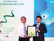 Anh Phạm Ngọc Tú (bên phải) - Phó Giám đốc phụ trách Khối Quản lý Tài chính BVH nhận Giải nhất Báo cáo phát triển bền vững 2016 