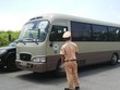 Cảnh sát giao thông bất lực chặn xe vượt biển cấm đi vào cầu Việt Trì cũ - Ảnh chụp lúc 11h ngày 8/8/2016