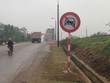 Biển cấm ô tô được đặt ở hai bên đầu cầu, tuy nhiên ô tô vẫn "vô tư" đi lại trên cầu Việt Trì cũ.