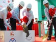 Ông Nguyễn Thành Phong, Chủ tịch UBND TP.HCM (thứ hai từ trái sang) tiến hành nghi thức hợp long cầu Sài Gòn. (ảnh Gia Huy)