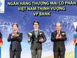 Đại diện VPBank (đứng giữa) nhận Biểu trưng Thương hiệu Quốc gia