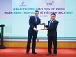 Đại diện VIB (bên trái) nhận quyết định đăng ký giao dịch cổ phiếu trên UPCoM