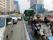 Dù đã có dải phân cách cứng, buýt nhanh tại Hà Nội vẫn chưa thể "một mình một đường" (ảnh: Tiến Nguyên).