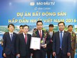 Ông Trịnh Hoài Đức, Giám đốc Phát triển kinh doanh Thảo Điền Investment nhận Cup vinh danh và bằng chứng nhận cho Dự án Masteri Thảo Điền