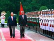 Thủ tướng Nguyễn Xuân Phúc và Thủ tướng Sri Lanka Ranil Wickremesinghe duyệt đội danh dự Quân đội nhân dân Việt Nam. (Ảnh: Thống Nhất/TTXVN)