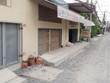Sau khi đường được xây mới, nâng cấp, hàng ngàn căn nhà tại TP.HCM bỗng dưng biến thành hầm. Ảnh: Gia Phú
