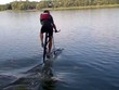 Wingbike, chiếc xe đạp tự chế có khả năng đi trên mặt nước