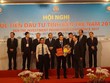 Lãnh đạo tỉnh Bến Tre trao quyết định chủ trương đầu tư cho nhà đầu tư. Ảnh: Huỳnh Biển