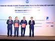 Dưới sự chứng kiến của Phó Thủ tướng Chính phủ Vũ Đức Đam, Bộ trưởng Bộ Thông tin và Truyền thông Trương Minh Tuấn, ông Phạm Đức Long (thứ hai từ trái sang), Tổng giám đốc VNPT và Ông Eric Yeo Chee Wai, Tổng giám đốc IBM Việt Nam (thứ 3 từ trái sang) đã trao biên bản ghi nhớ hợp tác giữa hai đơn vị.